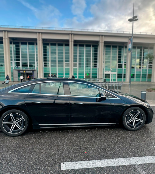 Mercedes noire garée devant l'aeroport de marseille
