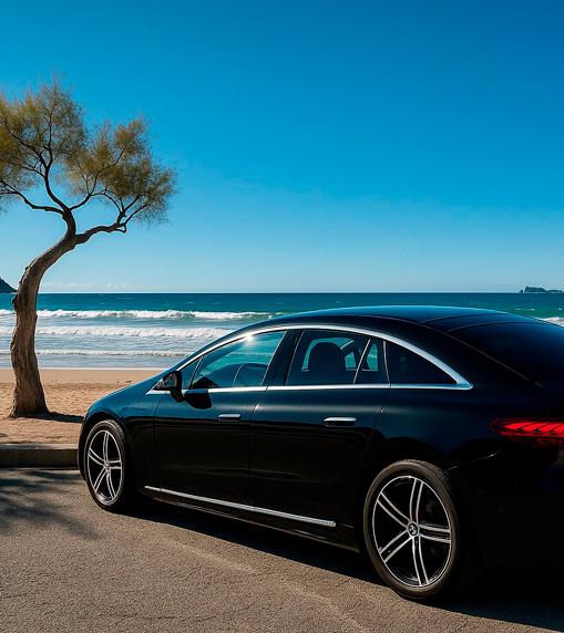 Mercedes noire garée devant la plage